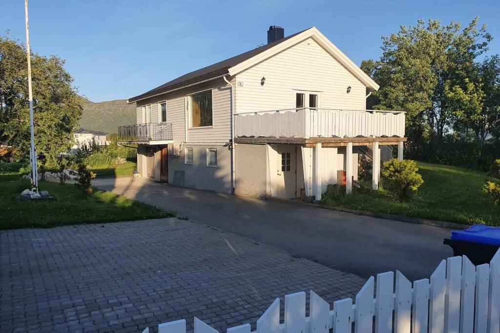 Hus Sentralt I Lofoten Apartment Leknes Exterior foto