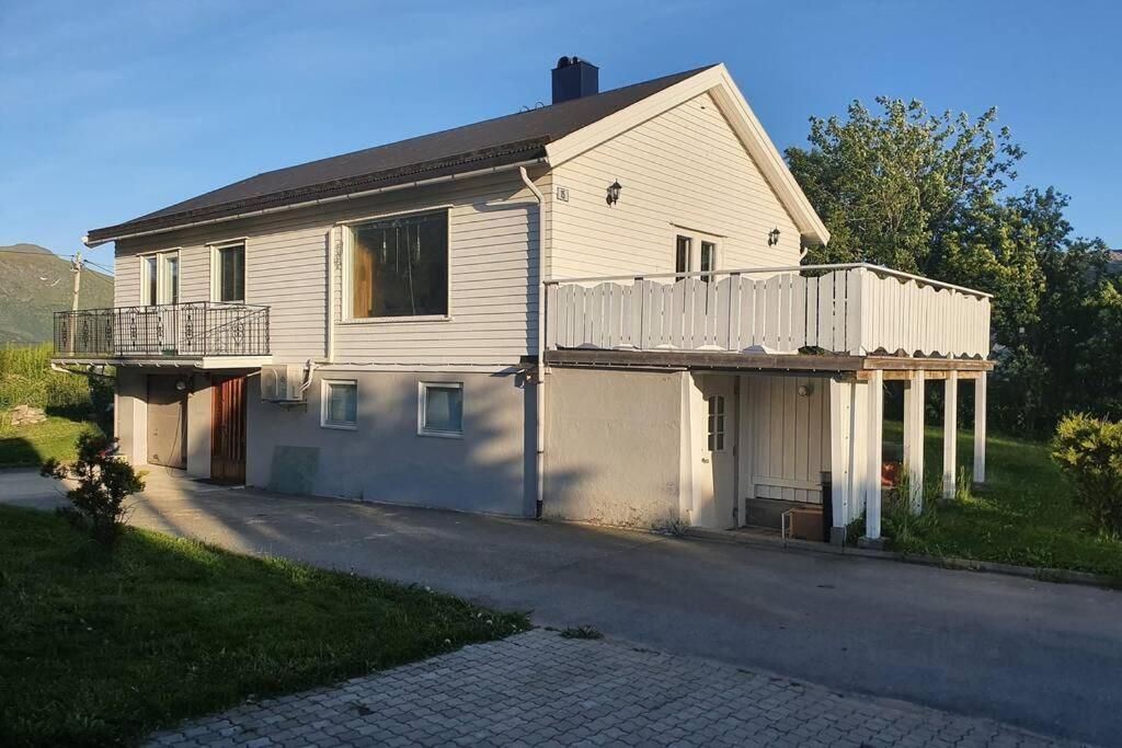 Hus Sentralt I Lofoten Apartment Leknes Exterior foto